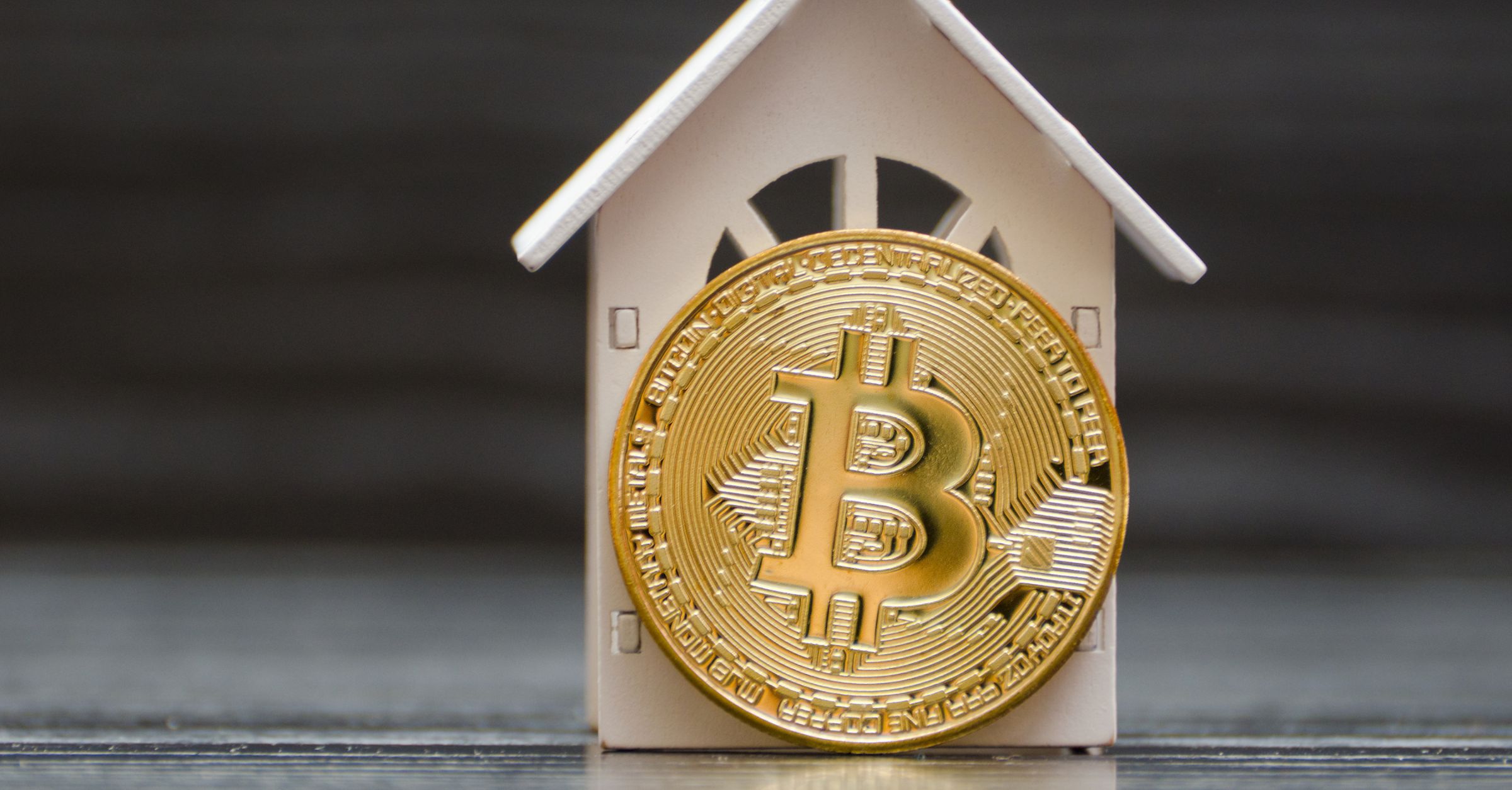 Investir en holding : Bitcoin vs immobilier, quelle stratégie privilégier ?